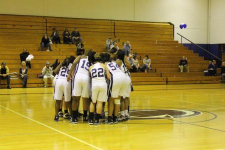 Dual Double-Doubles Lift Women's Basketball to Third Straight Victory