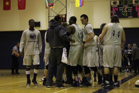 Late Jumper Dashes Men's Basketball's Comeback Hopes