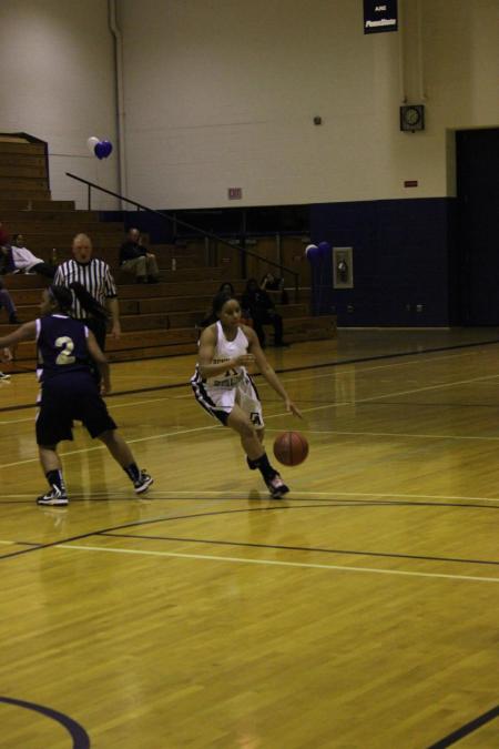 Women's Basketball Picks Up 45-40 Win Over Geneva